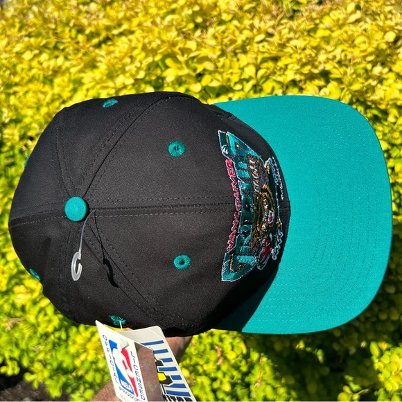 💥SOLD💥 Vintage 1994 Vancouver Grizzlies snapback hat baseball cap NBA Competitor - Picture 11 of 16